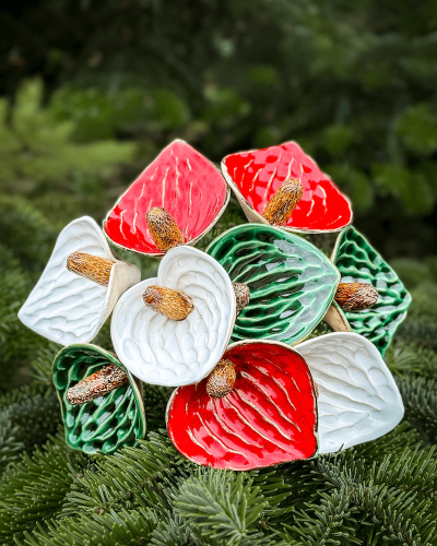 Bukiet ceramicznych anturium w świątecznych kolorach