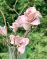 Magnolie Ceramiczne na gałązce drzewa