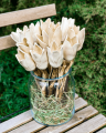 Ceramiczne tulipany ecru – minimalistyczna dekoracja wnętrza
